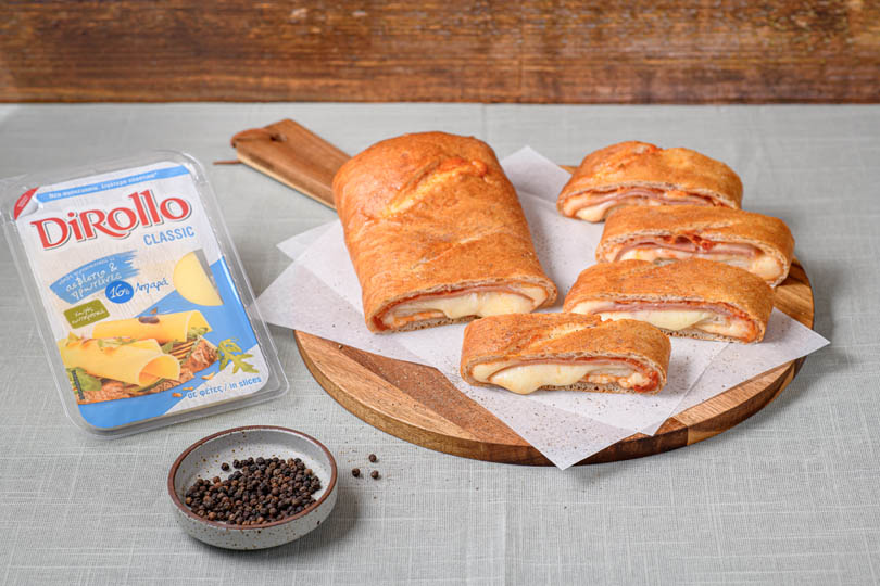 <b>Stromboli με ψητή γαλοπούλα</b><br>Dirollo classic <b>και σάλτσα τομάτας</b>